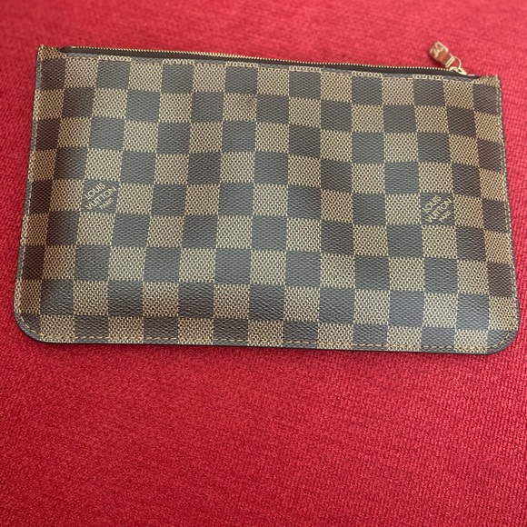 ⭐️SOLD⭐️ Louis Vuitton Damier Wristlet - Picture 4 of 7